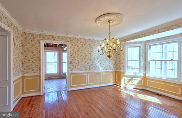 Chandelier, Empty room, Interior, Wood Texture Flooring