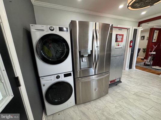 Interior, Recessed Lighting, Utility Closets, Washer, Wood Texture Flooring