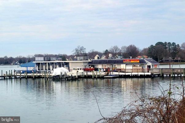 Exterior, Lake