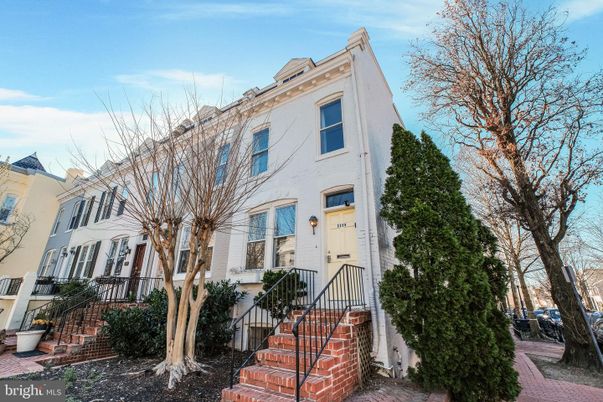 Exterior, Facade, Rowhouse