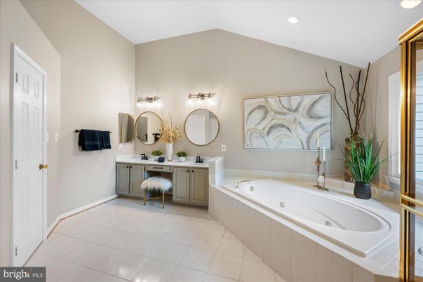 Bathroom, Dual Sink Vanities, Interior, Recessed Lighting