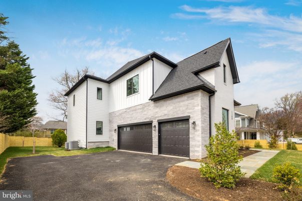 Attached, Exterior, Facade, Farmhouse