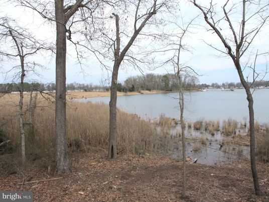 Exterior, Lake