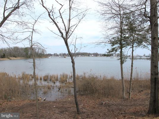 Exterior, Lake