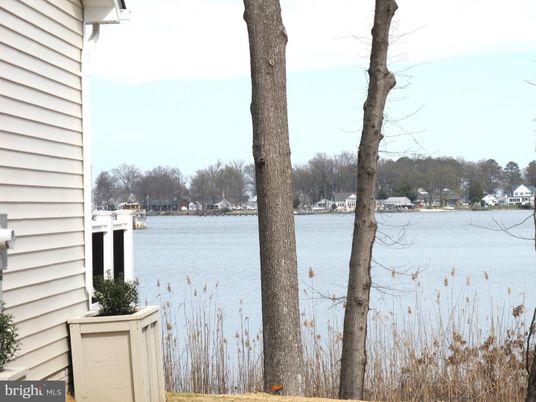 Exterior, Lake
