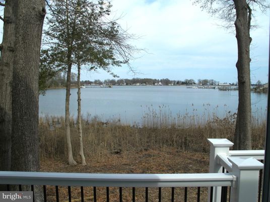 Exterior, Lake