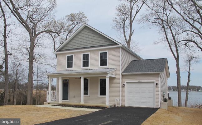 Attached, Exterior, Facade, Farmhouse
