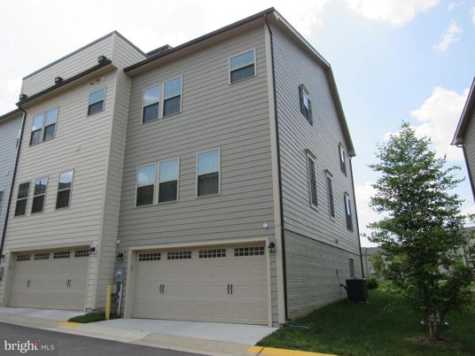 Attached, Exterior, Facade, Rowhouse