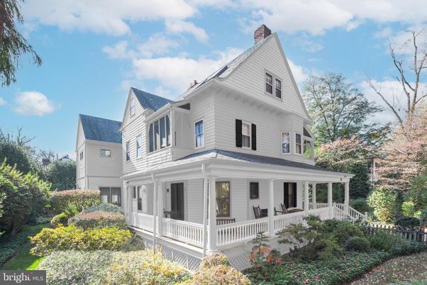 Exterior, Facade, Queen Anne Victorian