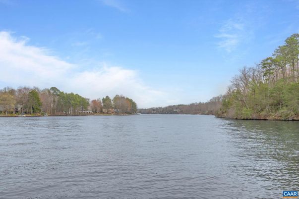 Exterior, Lake