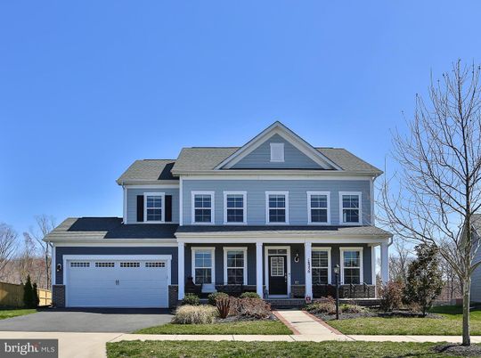 Attached, Exterior, Facade, Farmhouse