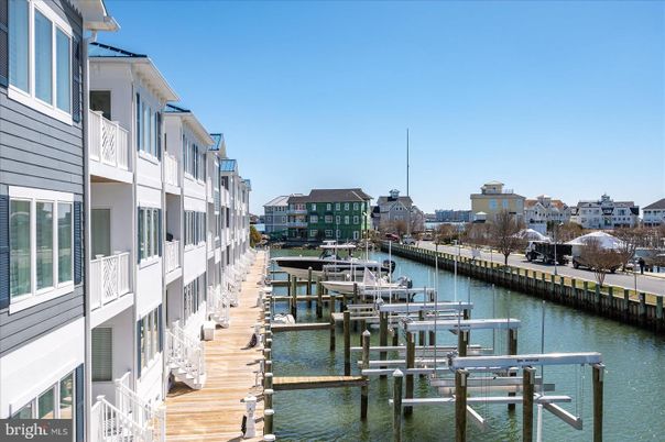 Exterior, Lake