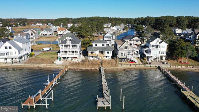 Exterior, Lake