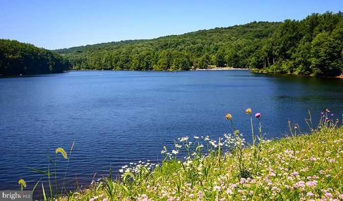 Exterior, Lake