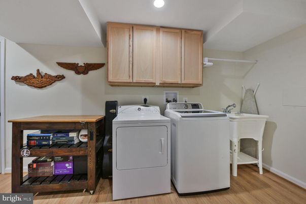 Interior, Recessed Lighting, Washer, Wood Texture Flooring