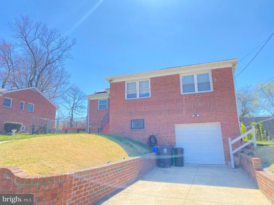 Attached, Exterior, Facade, Brick Facade, Split Level