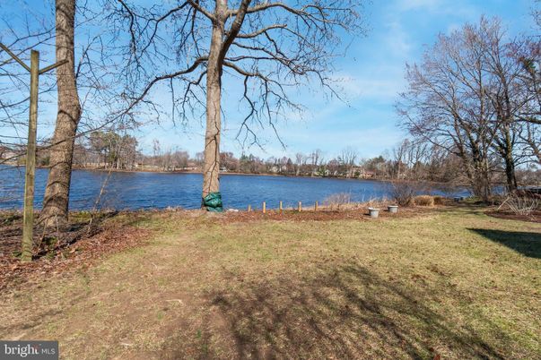 Exterior, Lake