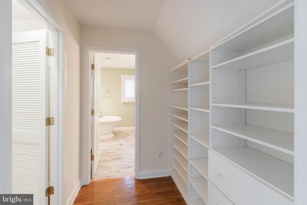 Bathroom, Interior, Walk-in Closets, Wood Texture Flooring