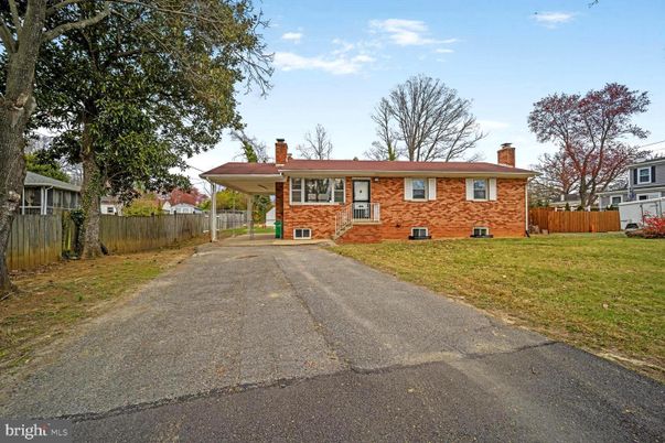 Backyard, Exterior, Facade, Brick Facade, Split Level