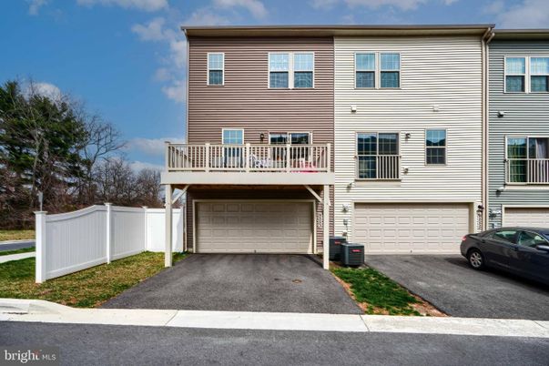 Attached, Exterior, Facade, Rowhouse