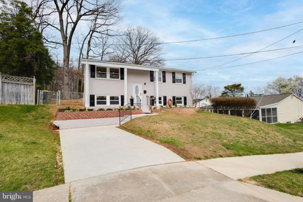 Backyard, Exterior, Facade, Raised Ranch