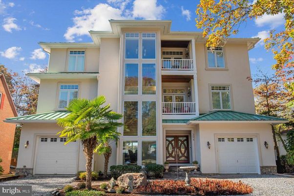 Attached, Exterior, Facade, Mediterranean
