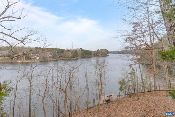 Exterior, Lake