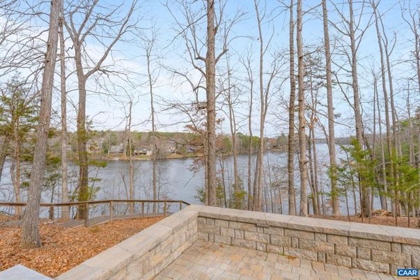Exterior, Lake
