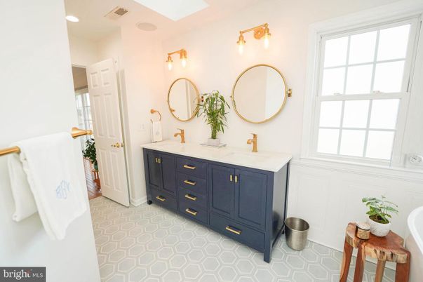 Bathroom, Dual Sink Vanities, Interior, Recessed Lighting