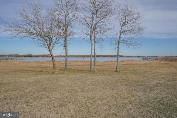Exterior, Lake
