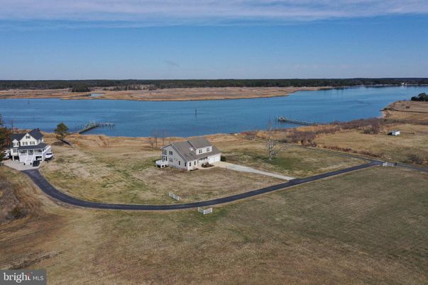 Exterior, Lake