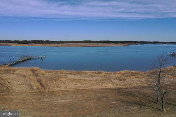 Exterior, Lake