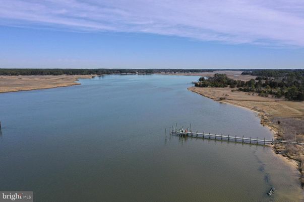 Exterior, Lake