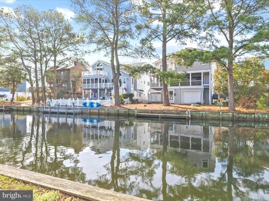 Exterior, Lake
