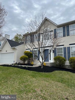 Attached, Exterior, Facade, Split Level