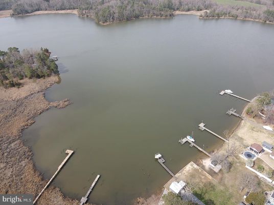 Exterior, Lake