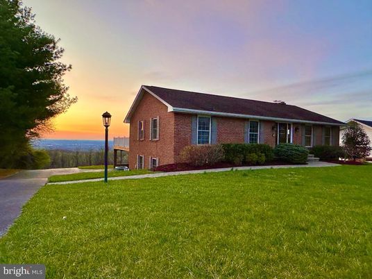 Exterior, Facade, Brick Facade, Ranch