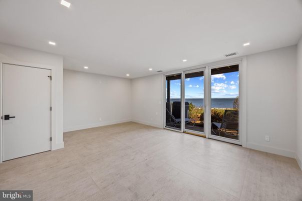 Empty room, Interior, Recessed Lighting, Water