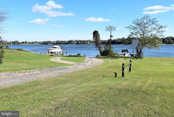 Exterior, Lake