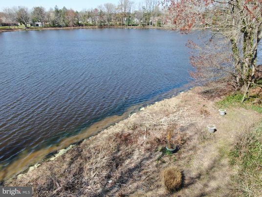 Exterior, Lake