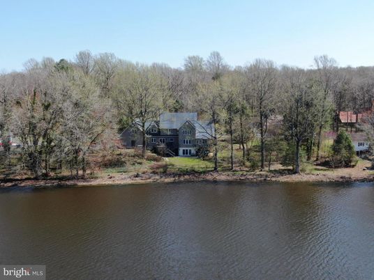 Exterior, Lake