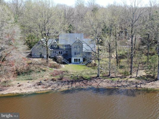 Exterior, Lake