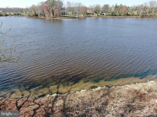 Exterior, Lake