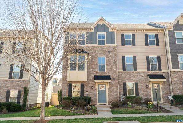 Exterior, Facade, Brick Facade, Rowhouse