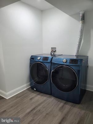 Interior, Recessed Lighting, Washer, Wood Texture Flooring