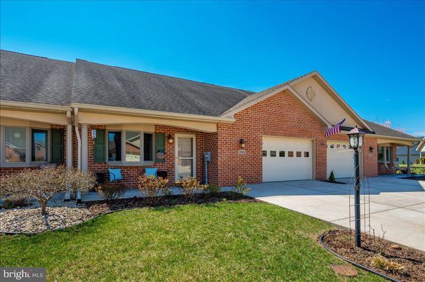 Attached, Exterior, Facade, Brick Facade, Ranch