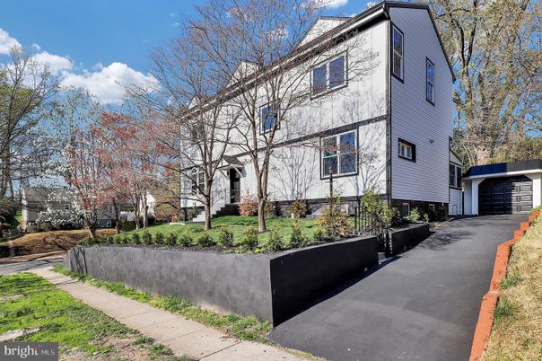 Exterior, Facade, Rowhouse