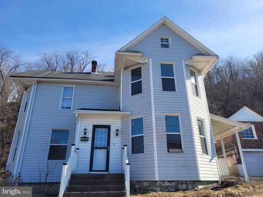 Attached, Exterior, Facade, Queen Anne Victorian