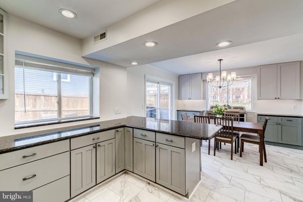 Chandelier, Dining room, Interior, Kitchen, Marble, Recessed Lighting