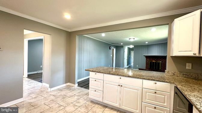 Fireplace, Interior, Kitchen, Recessed Lighting